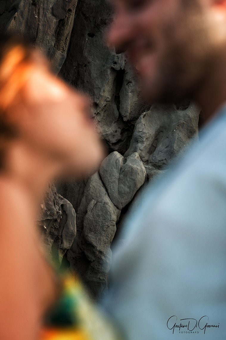 Scatti romantici di matrimonio in barca a Stromboli, Isole Eolie. dettagli