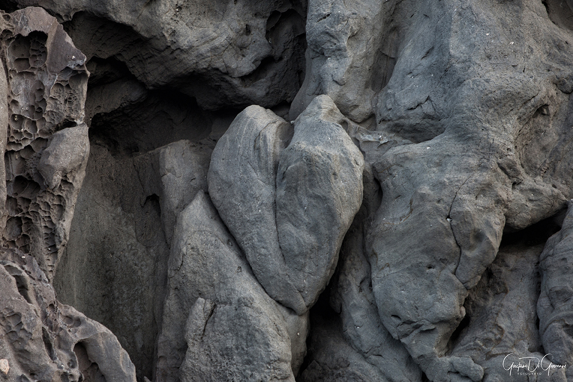 il cuore di strombolicchio ,un dettaglio durante un matrimonio a Stromboli