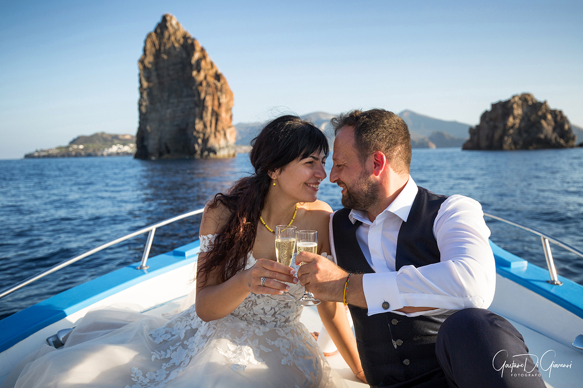 Coppia di sposi in barca a Lipari, durante un Matrimonio romantico alle Isole Eolie."