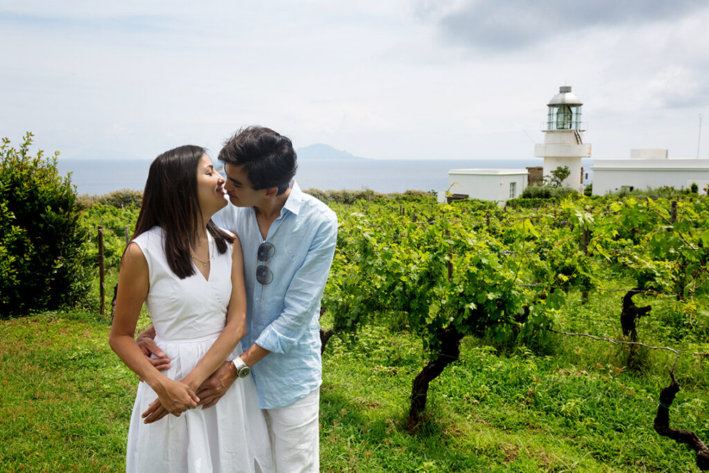 Abbraccio romantico tra i vigneti di Salina, emozionante scatto matrimoniale.