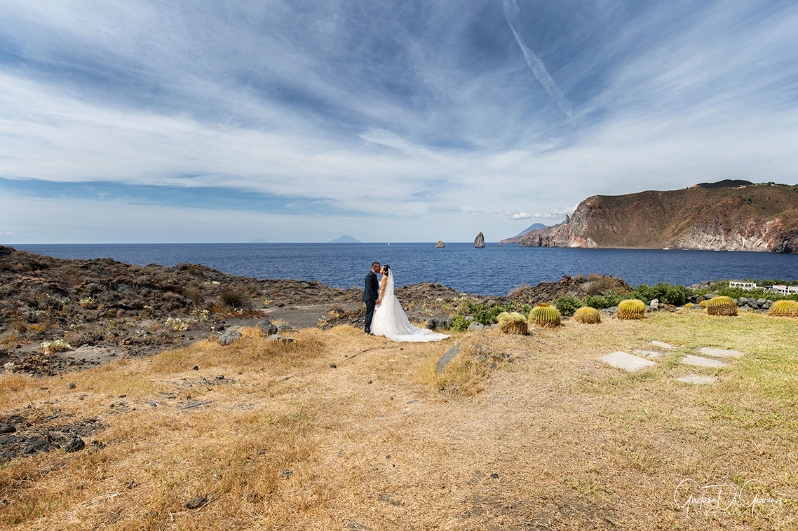 Gli sposi con il mare cristallino e le acque limpide di Vulcano sullo sfondo, foto di Gaetano Di Giovanni.