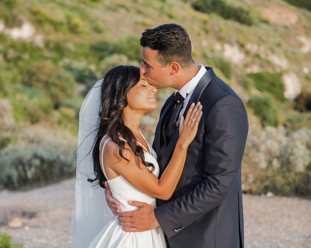 bacio sposi con panorama di lipari