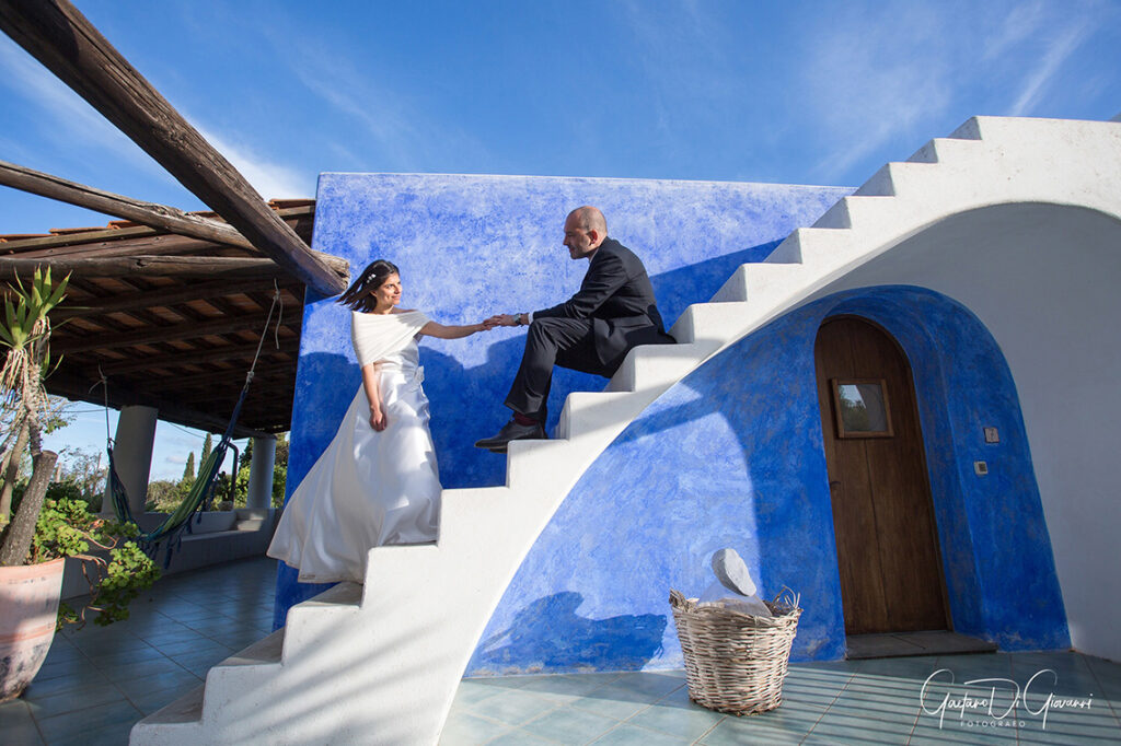 Fotografo matrimonio Lipari: sposi in una casa eoliana alle Isole Eolie.