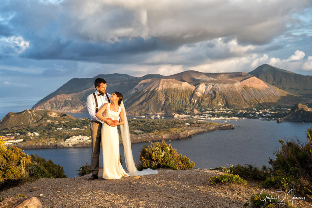 Matrimonio Lipari: sposi con il cratere di Vulcano sullo sfondo.